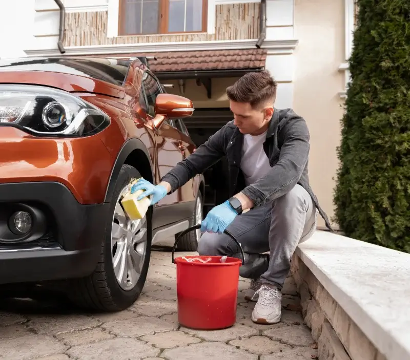 Lavage auto à domicile Saint-Martin-Sainte-Catherine : professionnel intervenant sur un véhicule